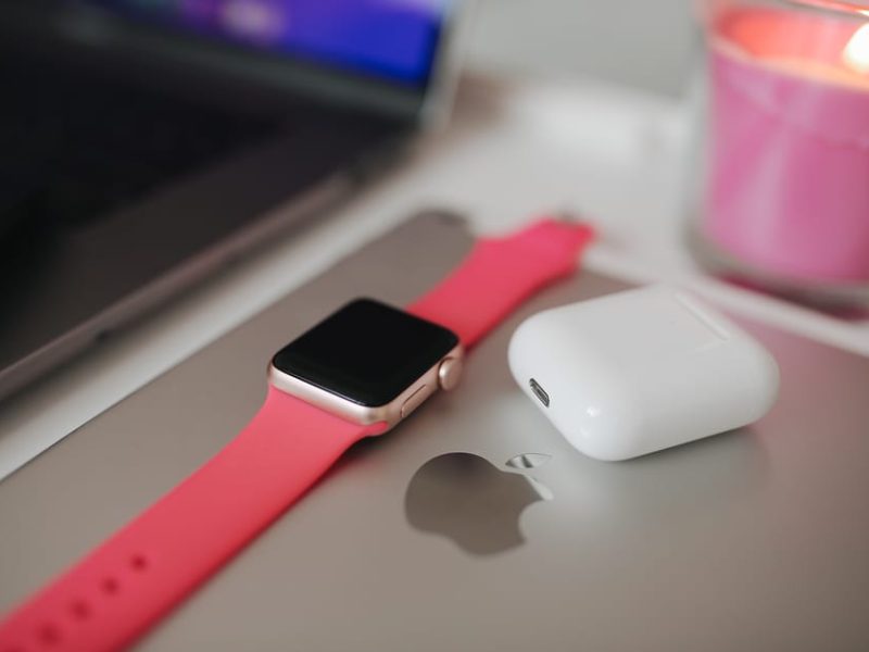 Lerobo Resin vs. Metal Watch Bands: Which Apple Watch Style Suits You Best?